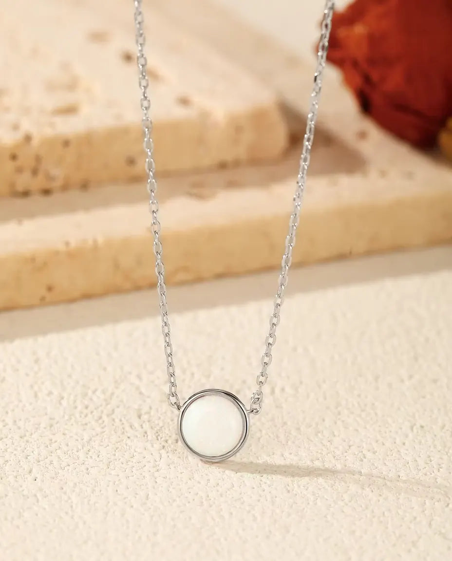 Opaal Ketting van 925 Sterling Zilver – Ronde Witte Labopaal van 6 mm in een Zetting aan een Fijne Ankerketting, Delicate Ketting voor Elke Dag