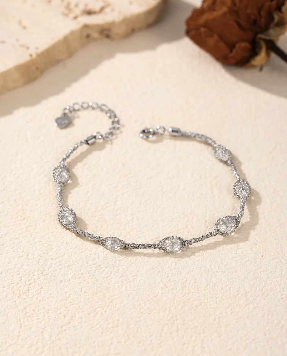 Zirkonia Armband in 925 Sterling Zilver - versie met witte zirkonia, plat op een licht oppervlak