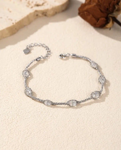 Zirkonia Armband in 925 Sterling Zilver - versie met witte zirkonia, plat op een licht oppervlak