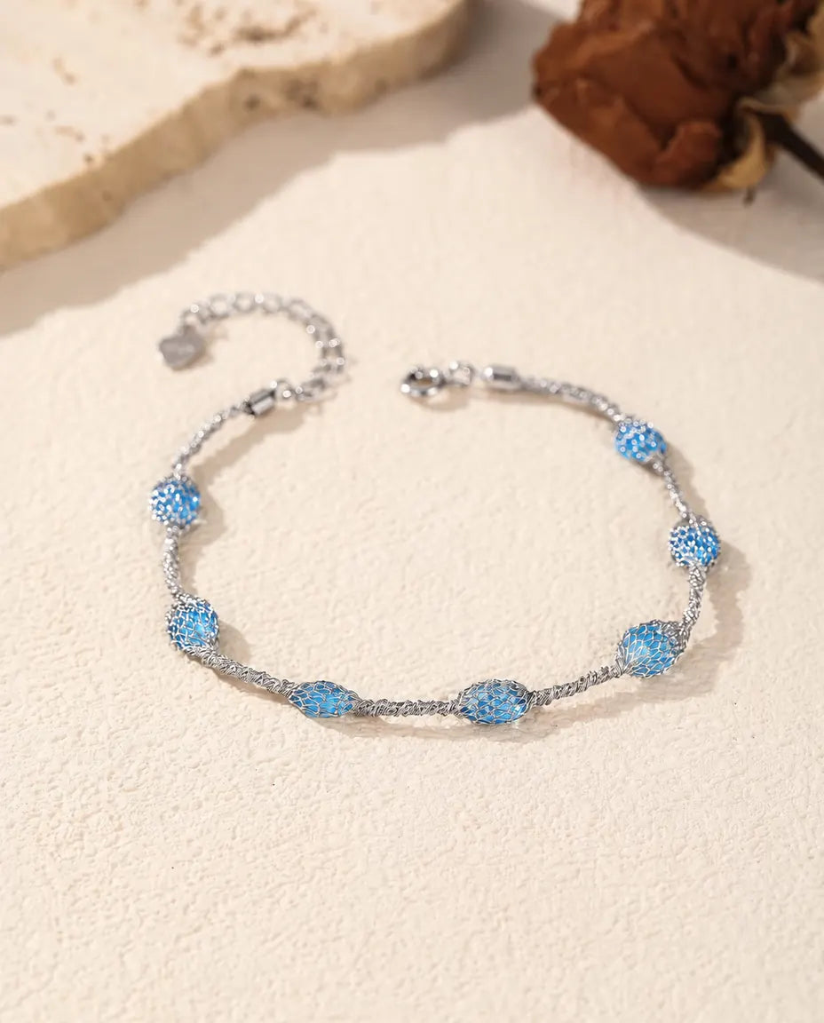 Zirkonia Armband in 925 Sterling Zilver - versie met blauwe zirkonia, plat op een licht oppervlak