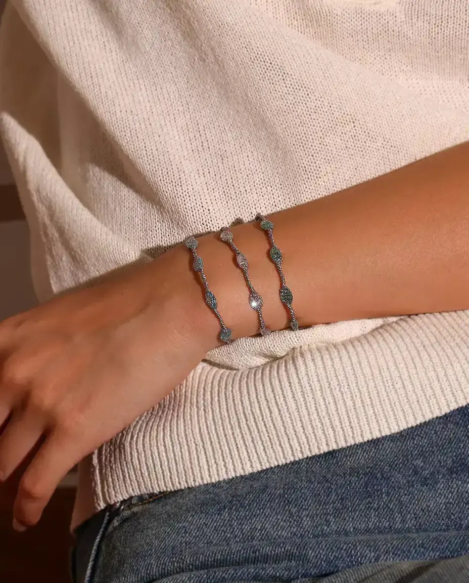Zirkonia Armband in 925 Sterling Zilver - gedragen om de pols, close-up