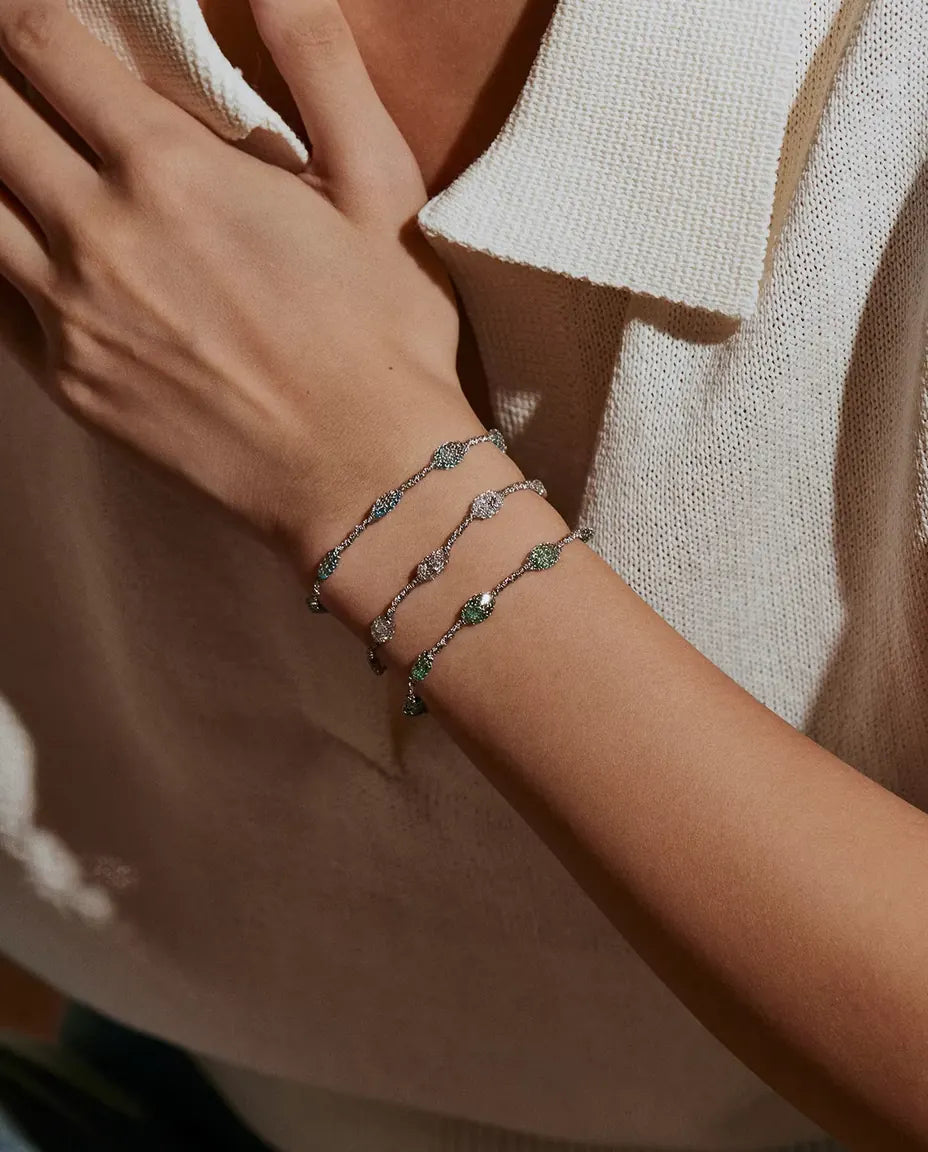 Zirkonia Armband in 925 Sterling Zilver - gedragen om de pols, hand bij de kraag