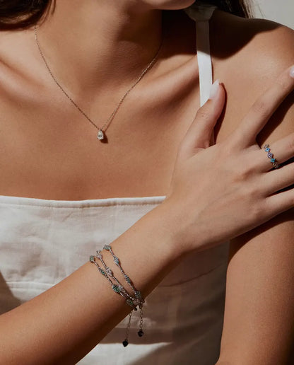 Zirkonia Armband in 925 Sterling Zilver - gedragen om de pols met een ketting en een ring